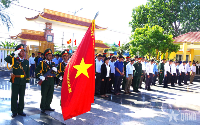  Các đại biểu dành một phút mặc niệm tưởng nhớ các anh hùng liệt sĩ. 
