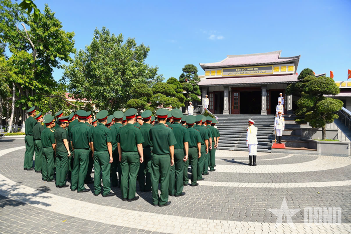 Quang cảnh lễ dâng hương tại Bảo tàng Hồ Chí Minh - Chi nhánh Quân khu 5.
