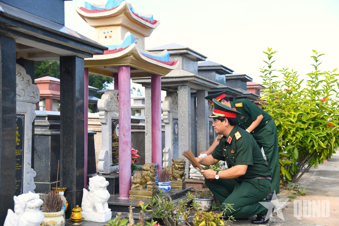 Các đại biểu dâng hương tưởng niệm các Văn nghệ sĩ báo chí Liên khu 5.