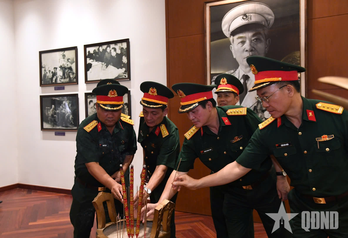 Các đại biểu dâng hương Đại tướng Võ Nguyên Giáp.