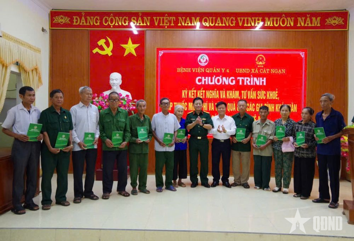  Bệnh viện Quân y 4 trao tặng quà cho các gia đình chính sách trên địa bàn. 