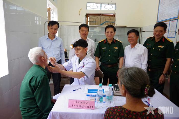  Đại tá Nguyễn An Giang, Giám đốc Bệnh viện Quân y 4 ( thứ 3 từ phải sang) kiểm tra các khu vực khám sức khỏe. 