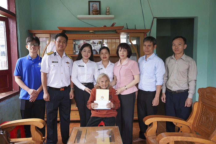 Lãnh đạo Ban Tuyên giáo và Dân vận Tỉnh ủy Quảng Ngãi cùng đại diện Binh đoàn 20 thăm, tặng quà Bà mẹ Việt Nam anh hùng Y Tría, tại xã Tu Mơ Rông. 