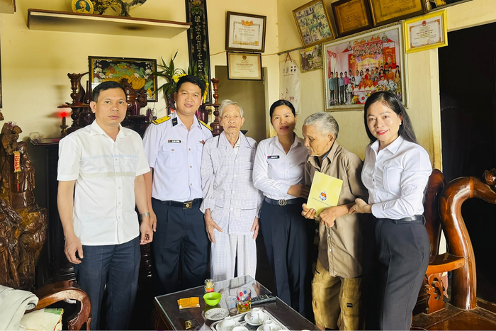 Đoàn công tác thăm, tặng quà thân nhân liệt sĩ tại xã Ia Hrung, tỉnh Gia Lai. 