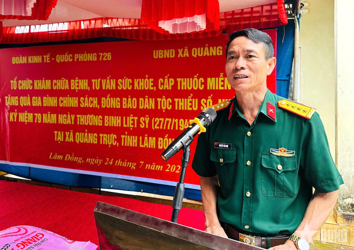 Đại tá Nguyễn Văn Huệ, Phó bí thư Đảng ủy, Đoàn trưởng Đoàn Kinh tế - Quốc phòng 726 phát biểu tại chương trình.