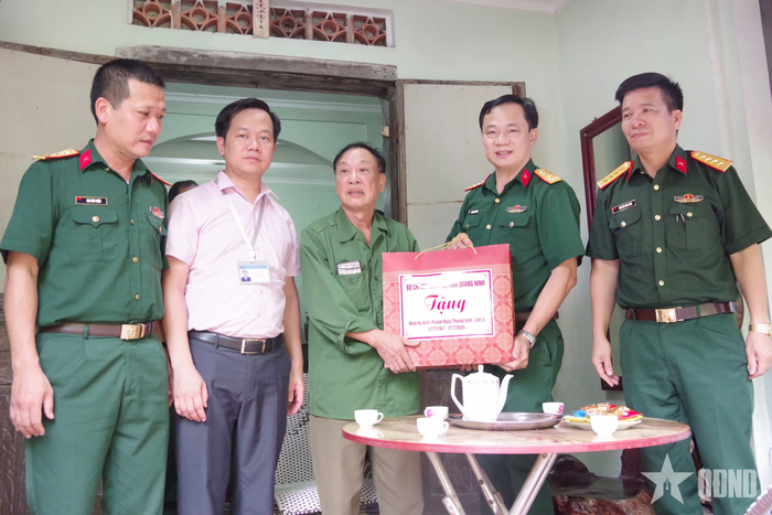 Đại tá Hoàng Văn Thuyết thăm, tặng quà ông Nguyễn Văn Dũng (người hoạt động kháng chiến bị nhiễm chất độc hóa học, suy giảm khả năng lao động 81%), tổ 5, khu 7, phường Hà Tu. 
