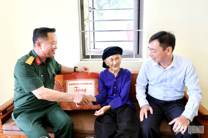 Đại tá Phạm Văn Tôn, Phó chỉ huy trưởng Bộ CHQS tỉnh đến thăm, tặng quà Bà mẹ Việt Nam anh hùng Hoàng Thị Nghi, tổ 5, khu 10, phường Uông Bí. 