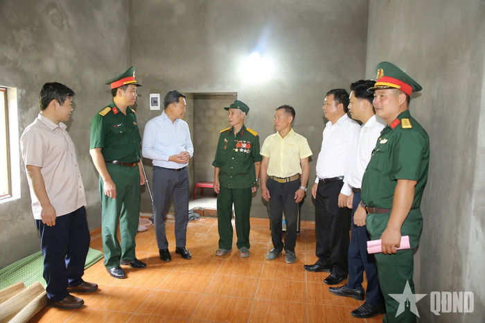 Các đại biểu thăm ngôi nhà mới của gia đình ông Vì Văn Trường ở xã Song Khủa. Ảnh: HUY THÀNH 