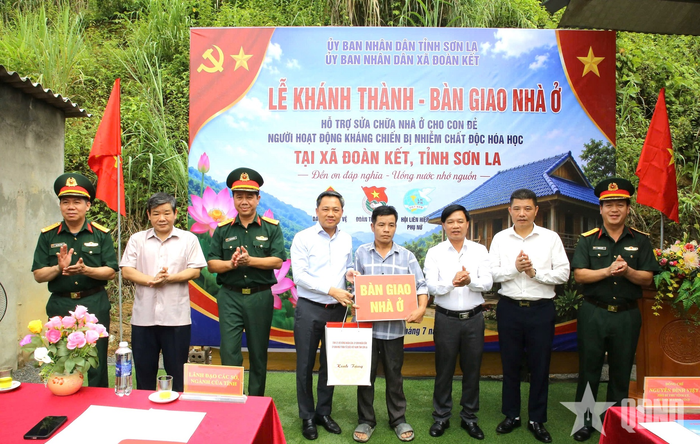  Đồng chí Nguyễn Đình Việt, Phó bí thư Tỉnh ủy, Chủ tịch UBND tỉnh Sơn La và đoàn công tác bàn giao nhà ở cho ông Bùi Văn Toàn ở xã Đoàn Kết. Ảnh: HUY THÀNH 