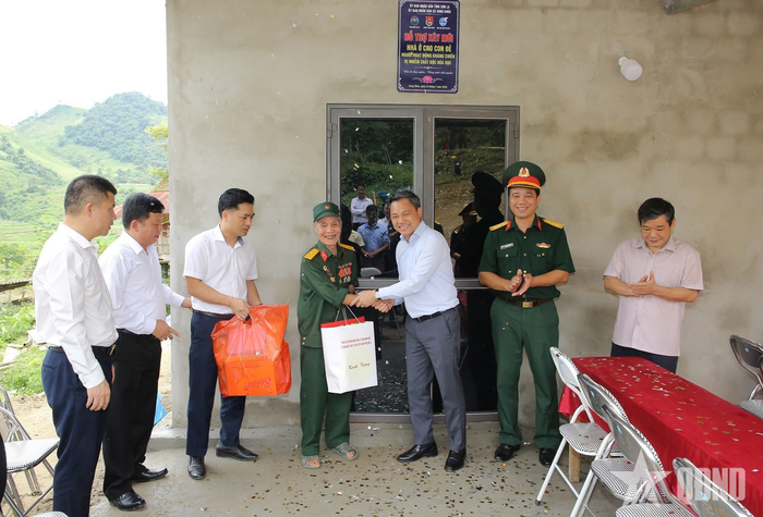  Đồng chí Nguyễn Đình Việt và đoàn công tác bàn giao nhà ở và tặng quà gia đình ông Vì Văn Trường ở xã Song Khủa. Ảnh: HUY THÀNH 