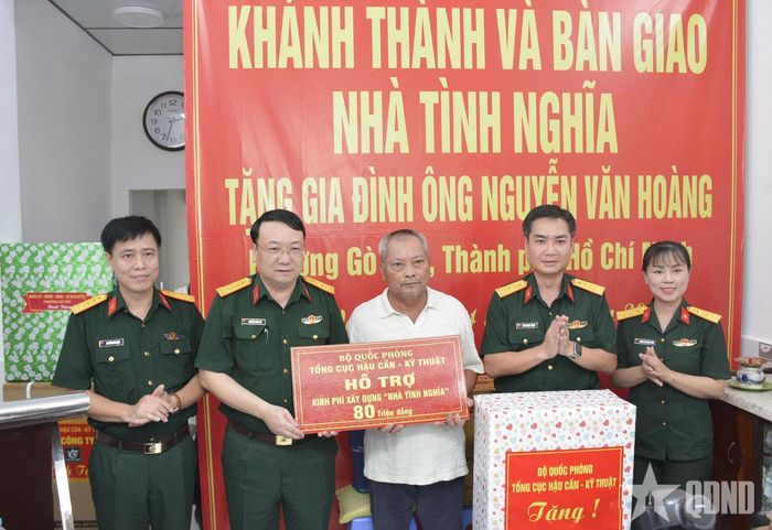 Tổng cục Hậu cần - Kỹ thuật trao bảng tượng trưng hỗ trợ kinh phí xây nhà và quà tặng gia đình ông Nguyễn Văn Hoàng.