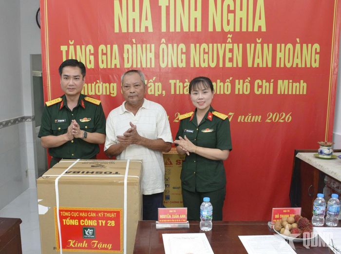 Tổng công ty 28 tặng quà chúc mừng gia đình ông Nguyễn Văn Hoàng về nhà mới.