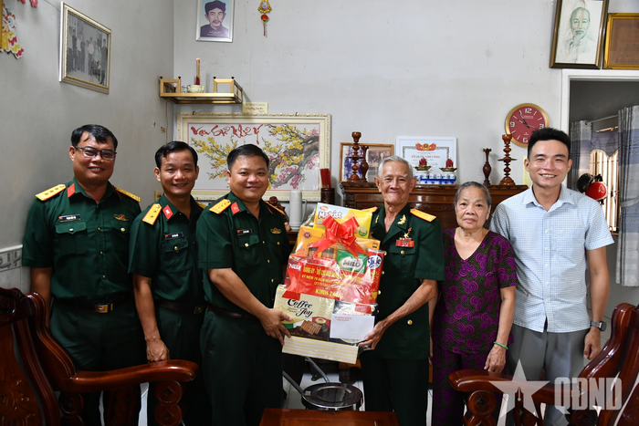 Đoàn công tác đến thăm hỏi, động viên gia đình Anh hùng LLVT nhân dân Đặng Công Nhân.