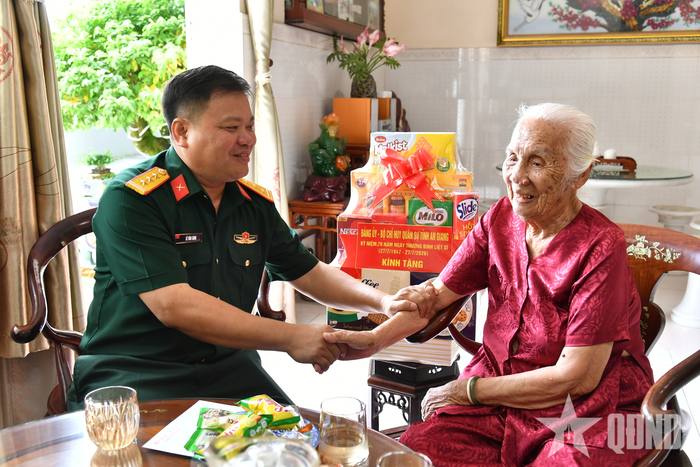 Thượng tá Lê Văn Sáng thăm hỏi sức khỏe Bà mẹ Việt Nam anh hùng Trần Thị Ngẫu.