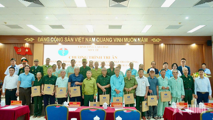 Trao quà tặng người có công và gia đình chính sách. 