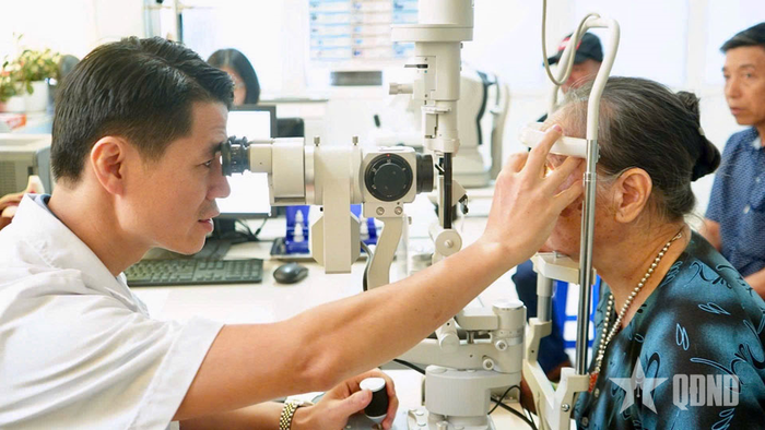 Các y, bác sĩ khám mắt cho đối tượng chính sách. 
