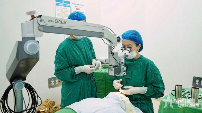 Các y, bác sĩ thực hiện phẫu thuật cho đối tượng chính sách. 