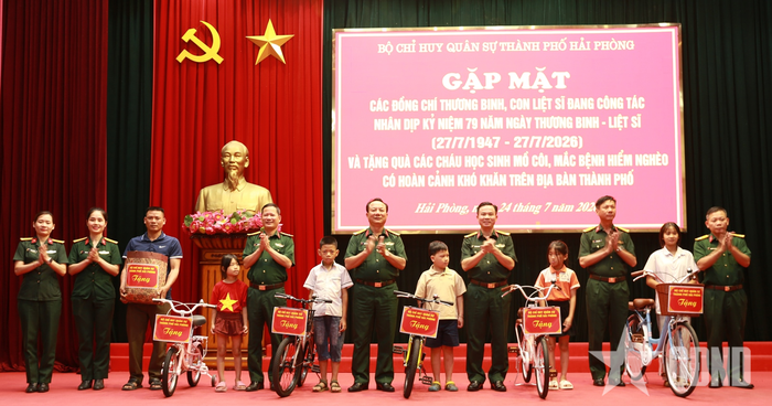 Lãnh đạo, chỉ huy Bộ CHQS thành phố tặng quà trẻ mồ côi, mắc bệnh hiểm nghèo có hoàn cảnh đặc biệt khó khăn trên địa bàn thành phố.