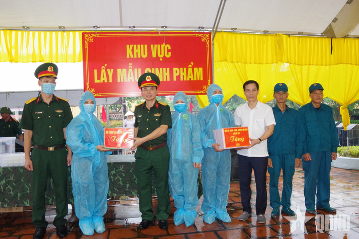 Đại tá Bùi Xuân Thắng tặng quà lực lượng tham gia lấy mẫu sinh phẩm hài cốt liệt sĩ tại Nghĩa trang Liệt sĩ Vĩnh Hồng (xã Kẻ Sặt, TP Hải Phòng).
