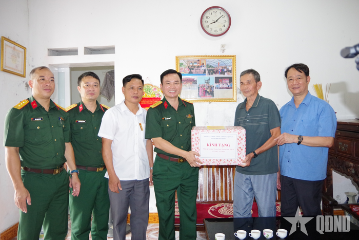 Đại tá Bùi Xuân Thắng thăm, tặng quà gia đình thương binh Nguyễn Thiện Kháng ở thôn Thọ Trương (xã Bắc Thanh Miện, TP Hải Phòng).
