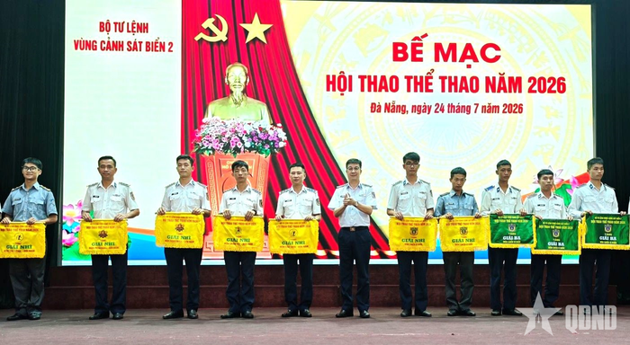 Đồng chí Phó Tư lệnh, Tham mưu trưởng Vùng Cảnh sát biển 2 trao các giải thưởng cho những tập thể, vận động viên đạt giả Nhì và giải Ba.