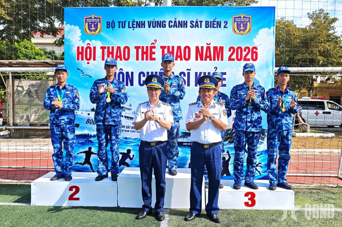 Đại tá Nguyễn Minh Khánh, Phó Tư lệnh, Tham mưu trưởng Vùng Cảnh sát biển 2 trao các giải thưởng cho những tập thể, vận động viên có thành tích xuất sắc.