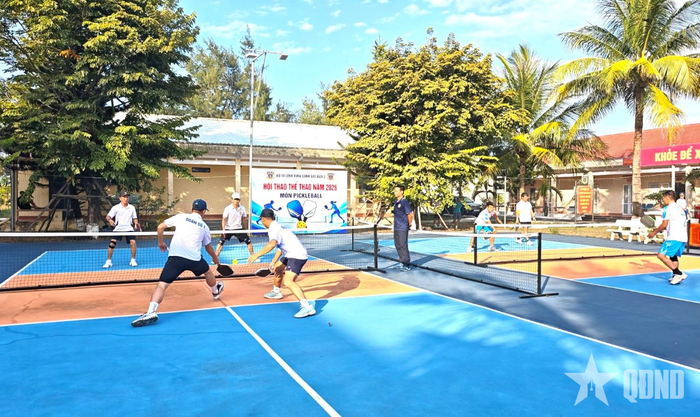 Các vận động viên thi đấu môn pickleball.