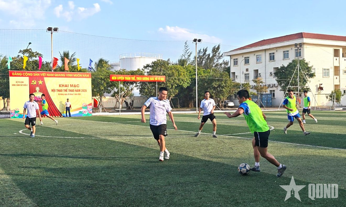 Tranh tài môn bóng đá.
