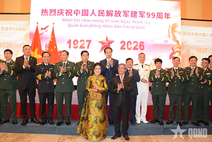 Đại sứ Hà Vĩ, Thượng tướng Nguyễn Văn Gấu cùng các đại biểu.