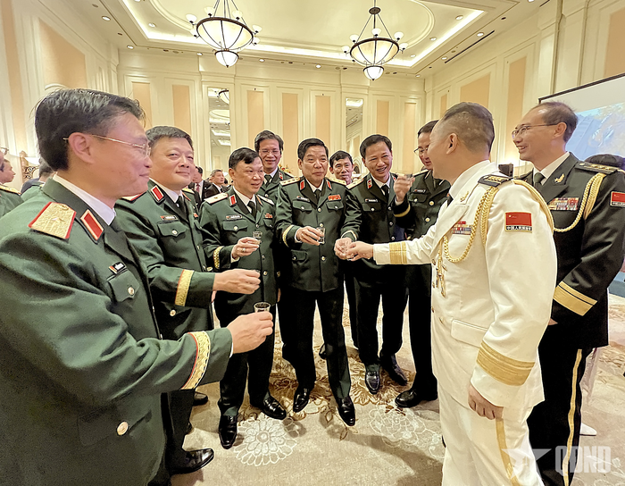Thượng tướng Nguyễn Văn Gấu và các đại biểu Bộ Quốc phòng Việt Nam chúc mừng Đại tá Lưu Trứ Khanh, Tùy viên Hải quân Trung Quốc tại Việt Nam.