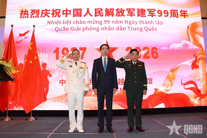 Đại sứ Hà Vĩ (đứng giữa), Thượng tướng Nguyễn Văn Gấu (bên phải), Đại tá Lưu Trứ Khanh tại sự kiện.
