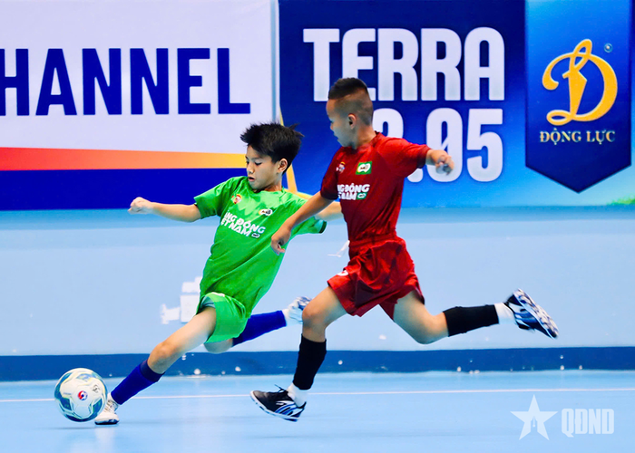 Trận đấu khai mạc diễn ra hấp dẫn. 