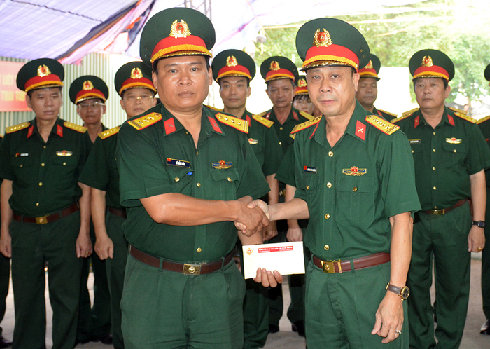 Tổng công ty Thái Sơn tặng quà lực lượng đang làm nhiệm vụ tìm kiếm, quy tập và xác định danh tính hài cốt liệt sĩ tại Công viên Lê Thị Riêng.