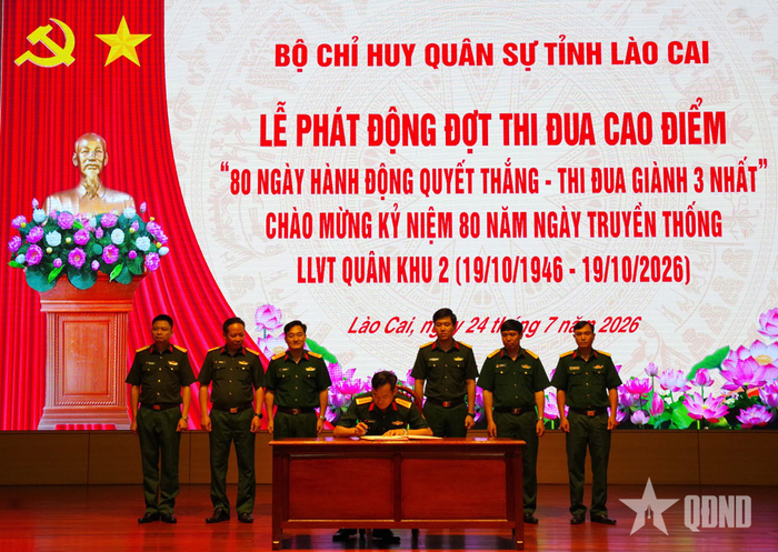 Đại diện các cơ quan, đơn vị ký kết giao ước thi đua. 