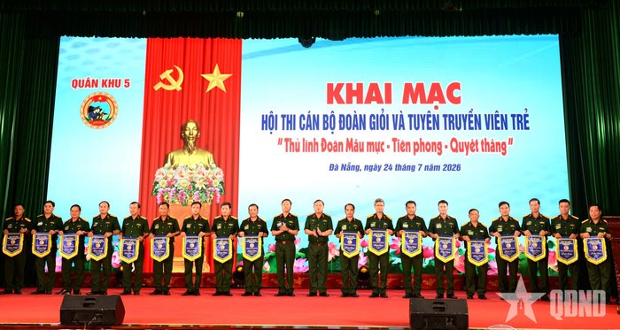  Ban tổ chức trao cờ lưu niệm tặng các đội thi. 