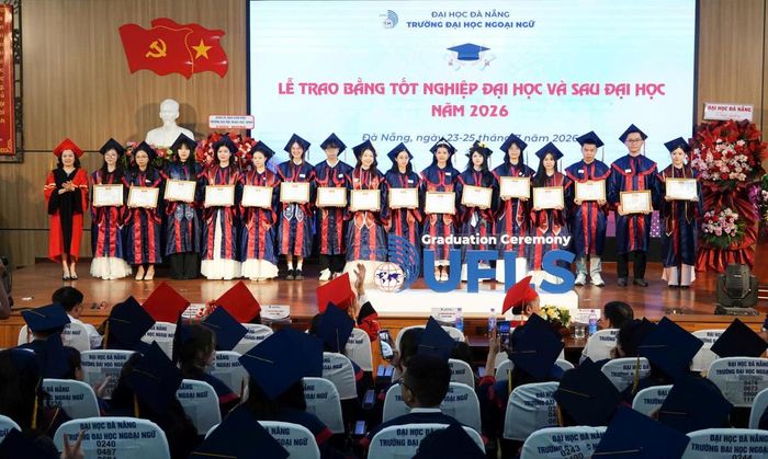 Đại diện lãnh đạo Trường ĐHNN Đà Nẵng trao thưởng cho các tân sinh viên đạt thành tích cao trong học tập.