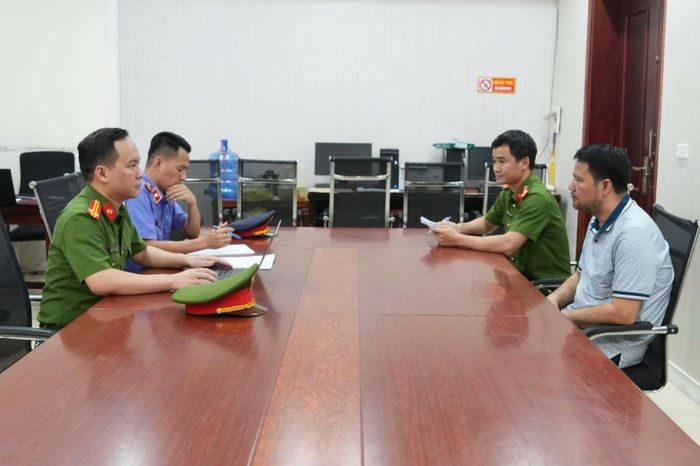 Cơ quan Công an lấy lời khai của đối tượng Nguyễn Tất Tín.