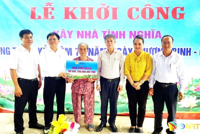 Lãnh đạo Cảng Hàng không quốc tế Đà Nẵng trao tặng 250 triệu đồng cho gia đình bà Huệ.