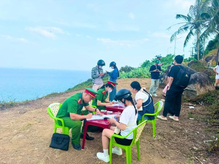 Lực lượng Công an phường Sơn Trà xử lý các trường hợp vi phạm trên bán đảo Sơn Trà.