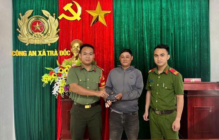 Anh Tài giao nộp tài sản nhặt được cho Công an xã Trà Đốc.