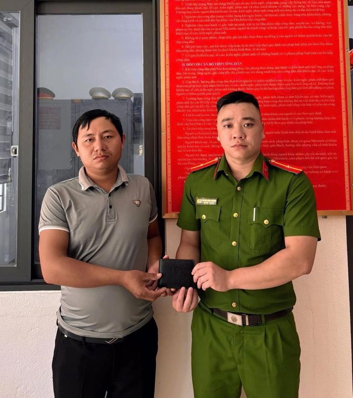 Anh Trung giao nộp chiếc ví nhặt được cho Công an xã Trà Leng.