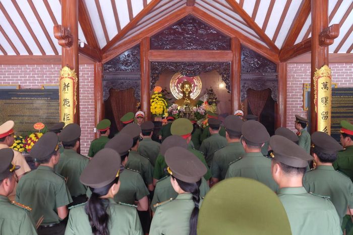 Đoàn đến dâng hương, tưởng niệm tại đền thờ Chủ tịch Hồ Chí Minh tại nghĩa trang quốc gia Trường Sơn