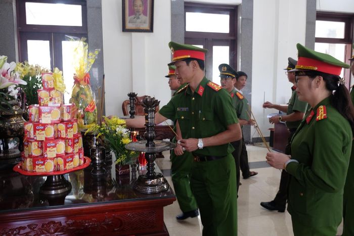 Lãnh đạo CATP Đà Nẵng dâng hương tại đền thờ Chủ tịch Hồ Chí Minh (khu nghĩa trang liệt sĩ đường 9)