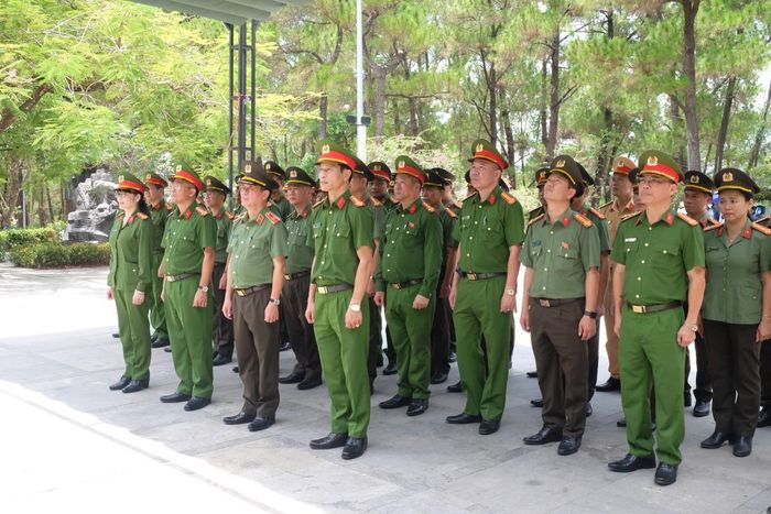Đoàn công tác do Thiếu tướng Nguyễn Hữu Hợp dẫn đoàn tập hợp chuẩn bị vào dâng hương.