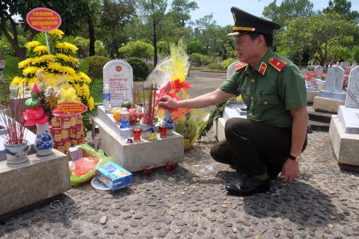 Dâng hương tại mộ phần các liệt sĩ tại khu nghĩa trang liệt sĩ đường 9