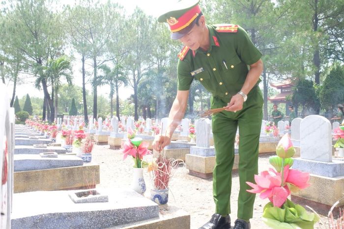 Lãnh đạo CATP Đà Nẵng dâng hương tại các phần mộ liệt sĩ