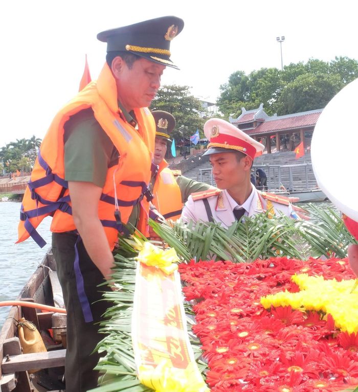 Thiếu tướng Nguyễn Hữu Hợp thực hiện nghi thức thả hoa đăng tại sông Thạch Hãn