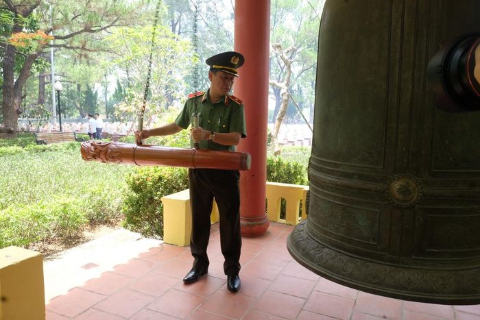 Thiếu tướng Nguyễn Hữu Hợp thực hiện nghi thức gõ chuông tại nghĩa trang quốc gia Trường Sơn