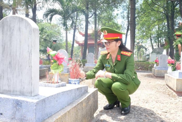 Lãnh đạo CATP Đà Nẵng dâng hương tại các phần mộ liệt sĩ
