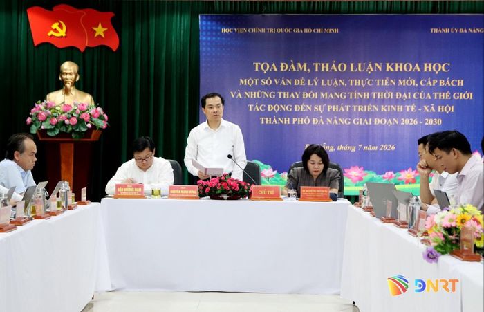 PGS.TS Nguyễn Mạnh Hùng, Phó Giám đốc Học viện Chính trị quốc gia Hồ Chí Minh, Phó Chủ tịch Hội đồng Lý luận Trung ương phát biểu tại tọa đàm